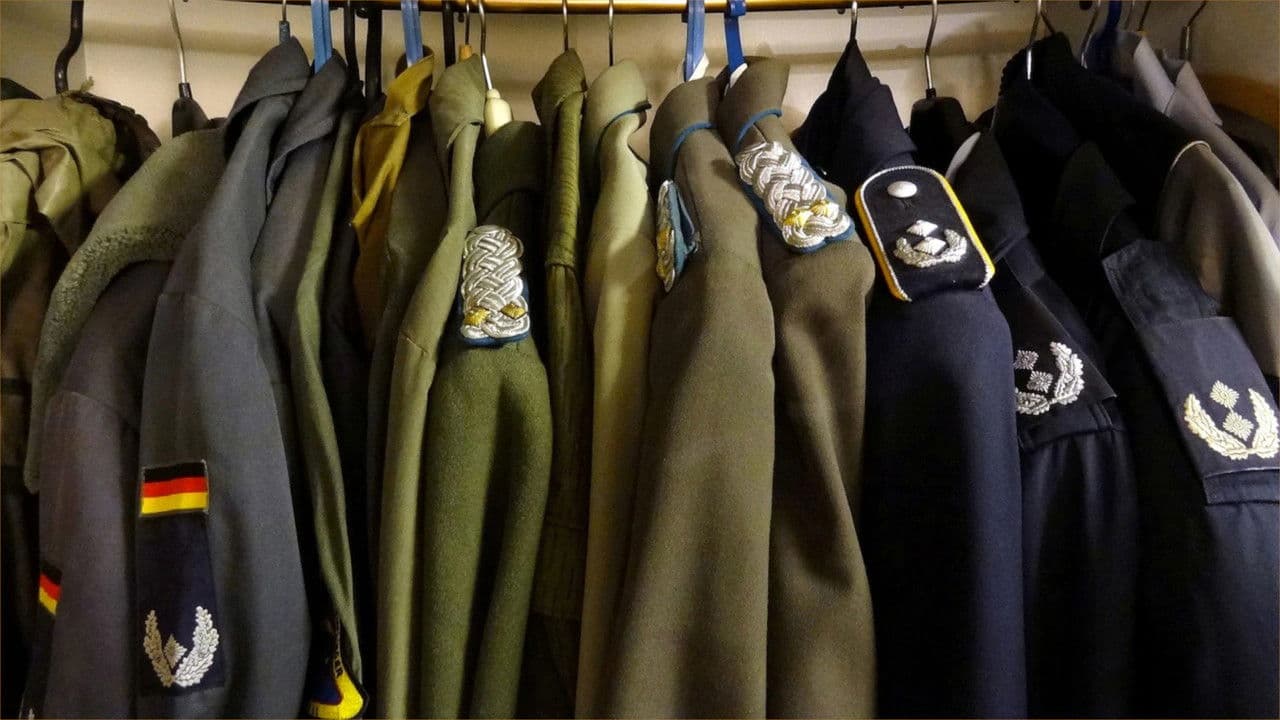 Das Ende der NVA - Wie die Bundeswehr die DDR Volksarmee übernahm