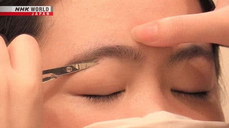 Hair and Makeup Salon: Grooming the Eyebrows and Mind