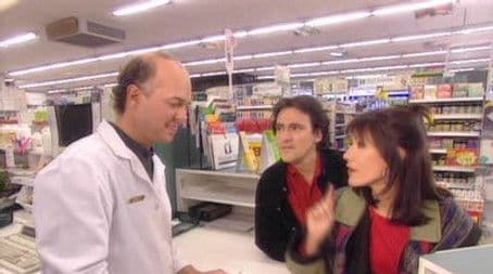 À la pharmacie 1 - Au salon funéraire - En train