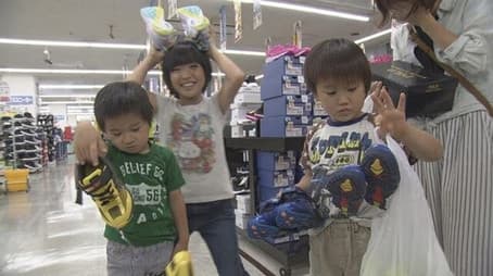 Walking Through Kobe's Bargain Shoe Store