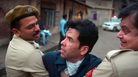 Assman se Gira, Khajoor mein atka Panauti