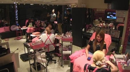 Kabukicho Nail Salon: Behind the Scenes of a Woman's Dressing Room