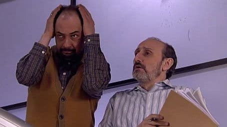 Un delfín, dos huevones y un moroso muerto