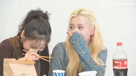 LOONA Chuu X HeeJin, Why did they hug while eating?