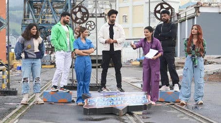 A battle on a moving truck!